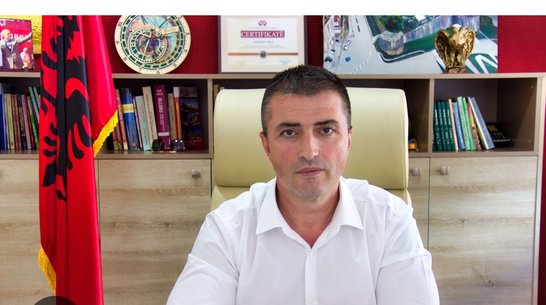 U kap duke bërë s*ks me punonjësen bukuroshe nga burri! Termet Pecit i ndodh mr*kullia e madhe