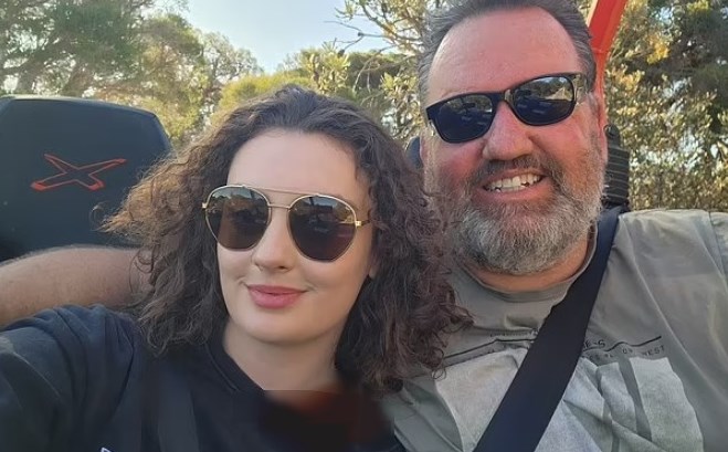24 vjecarja lidhet me 56 vjecarin. Të gjithë na kanë inat!