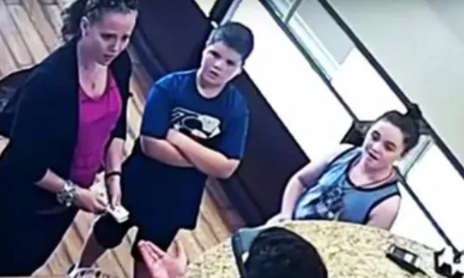 Gruaja shkon të shesë unazën për të mbyllur muajin, veprimi i shitësit ka mahnitur botën(Video)