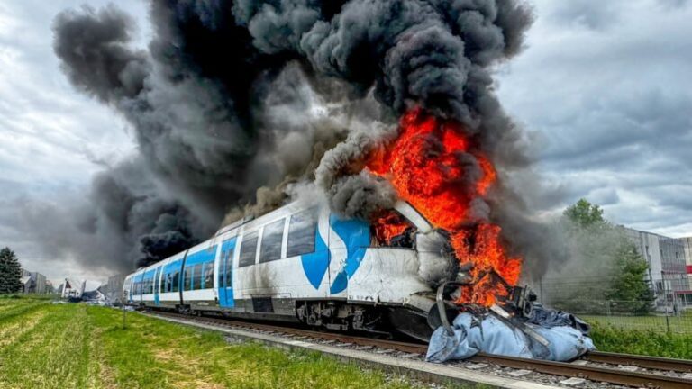 Aksident tr*gjik/ Kamioni përplaset me trenin dhe shpë*then në zjarr, 16 persona të..