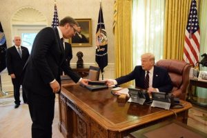 E fortë! Trump ia thote troc Vuçiç-it: Ja cfare iu ndodh nëse s*lmon Kosovën