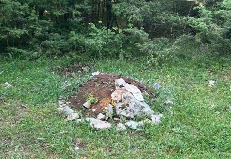 “Vajzat tr*nditen në Malin e Dajtit: Gjejnë një v*rr të njomë me tr*p fëmije! Kur u afruan, panë kapelen e pastër mbi dhe…”