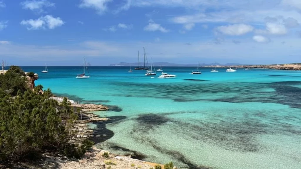 Pamje h*rror në plazhin e njohur, dalin në breg 5 tr*pa të p*jetë, me duar e këmbë të l*dhura