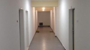 Rë*konte dhe ulë*inte GJATE SE**SIT, banorët e pallatit në Tiranë i lënë shënimin epik tek dera gruas
