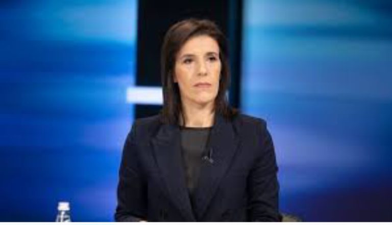 K*rcënohen me jetë vajzat e Klodiana Lalës: Leje kete pune se..