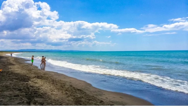 Fund tr*gjik! I riu hap gropën buzë detit, por bie brenda dhe mbulohet nga rëra, familjarët e gjejnë pajetë