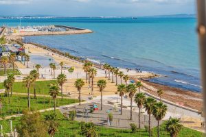 Turistja futet me valixhe në det në Durrës – pushuesit në shok