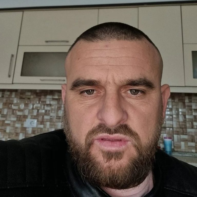 Para se të zbulohej ngjarja tro*ditëse, 36-vjeçari publikoi video me vajzën dhe shkrimi i tij sh*koi rrjetin(VIDEO)