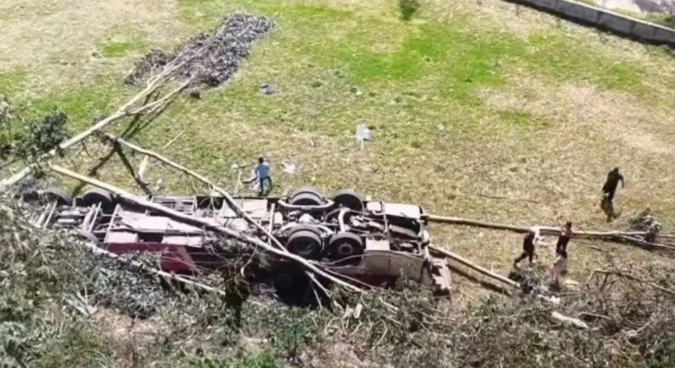 Tr*gjedi/ Autobusi me 60 pasagjerë bie në humnerë, 15 vik*ima dhe dhjetëra të pl*gosur, aksidenti tr*ndit vendin