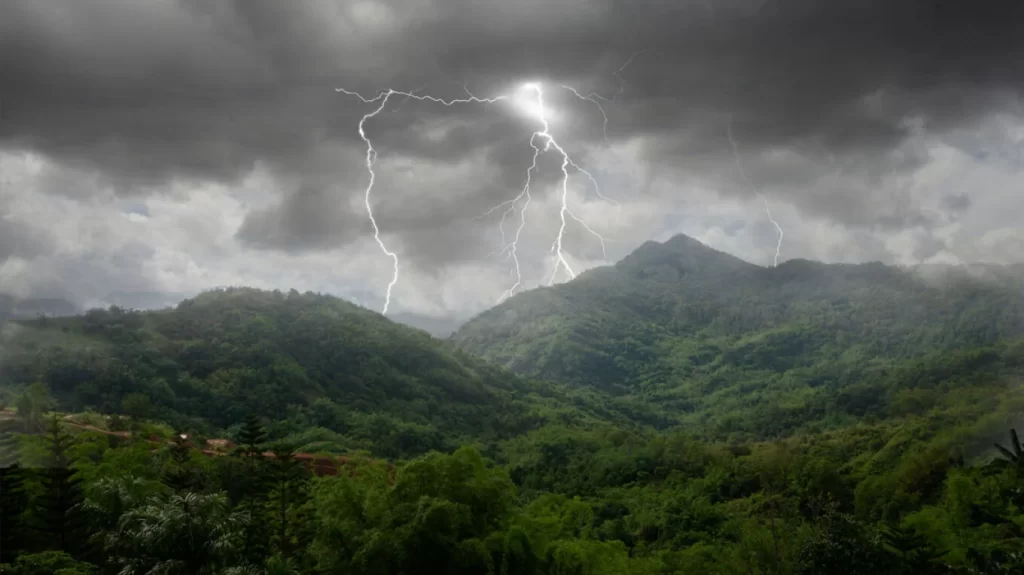 Tr*gjedi e madhe, të paktën 33 të vd*kur nga goditjet e rrufeve në verilindje të vendit