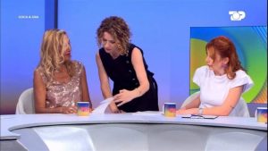 Mimoza e f*lliqi para mijera shikuesve, Egla e tr*ndit me reagimin