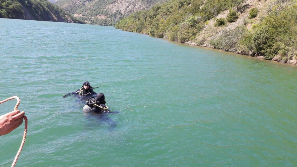 Babai e kërkoi gjithë natën, gjen djalin 23 vjeçar të vr*rë brenda liqenit të Shkopetit, detajet e dhimbshme