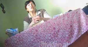 ‘Burrit nuk i ngr*het’! Gruaja shkon tek “Fallxhorja” ne Lushnje, ja receta e cuditshme qe i dha