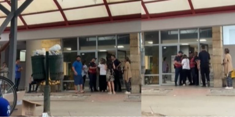 VIDEO RRËQETHËSE/ Vr*sja e 14-vjeçarit në Maliq, nëna kërkon dëshpërimisht të birin e vd*kur në dyert e spitalit: Më lini të shoh djalin për herë të fundit!