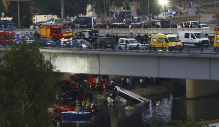Tragjike/ Autobusi rrëshqet nga ura dhe bie në lumë, aksidenti i rëndë shënon 18 vikt*ma