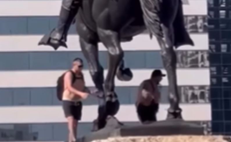 E turpshme/ Turistët bëjnë veprime të papërshtatshme ndaj bustit të heroit kombëtar në Tiranë