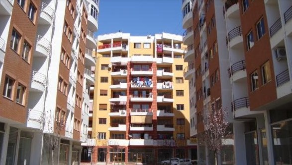 ÇMENDURI! 23 vjecari blen 88 shtepi ne Tirane. Video