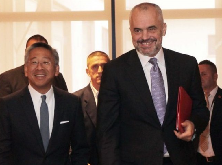 Donald Lu iu tha që Reforma e Drejtësisë nuk do prekte ‘ELITEN’, por ja cfare bëri Berisha që Rama ngeli pa mend