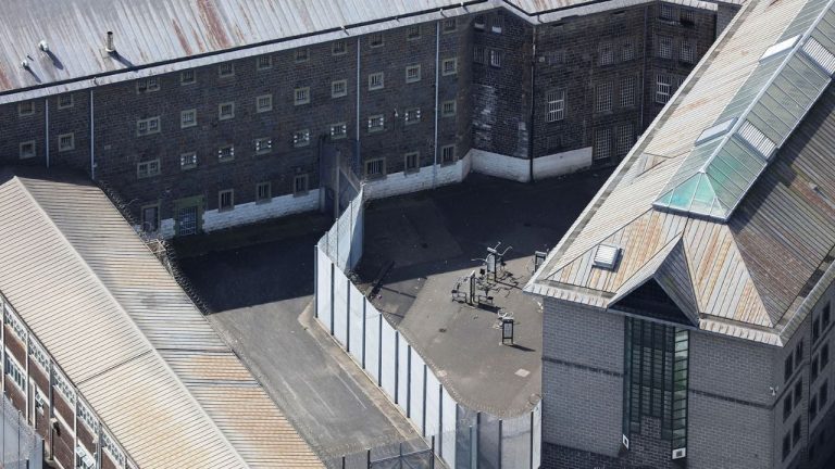 E rëndë pēr shqiptarët! Të huajt do deportohen, nuk do mbahen në burgjet angleze