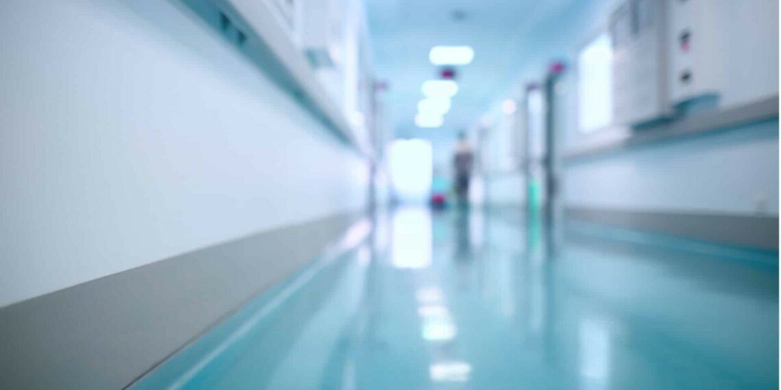 Sk*ndal i madh/ Këngëtari i njohur ‘b*rgoset’ në spital psikiatrik nga familja e tij