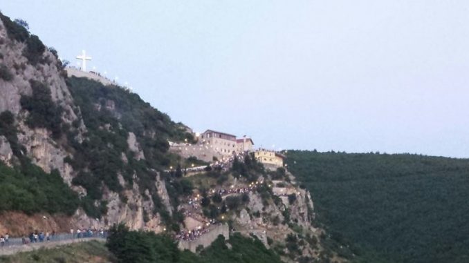 Po ngjiteshin për te Kisha e Laçit, dy motrat sh*kohen nga ajo që iu thotë djali