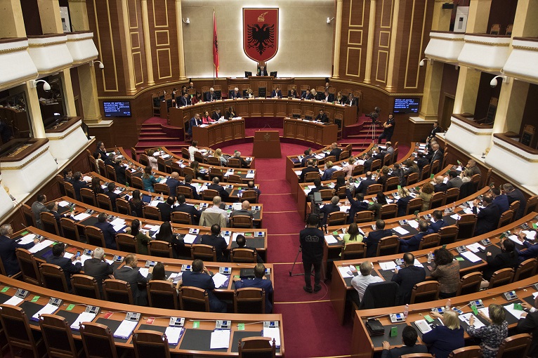Ishte ndare nga gruaja! Politikani i njohur shqiptar rikthehet me te pas disa vitesh, te dashuruar prape
