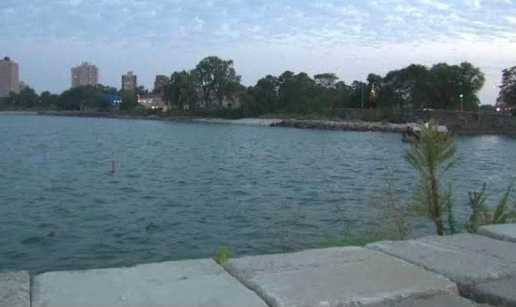 Tragjike/ Dy fëmijë dhe një grua gjenden pa shenja jete pranë liqenit