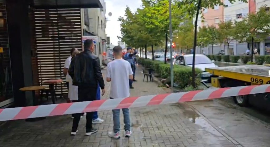 Tm*rr ne Durrës, shtylla e dëmtuar në rrugë i merr jetën një personi