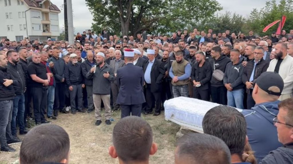 Detaji i babait të Gjestit në ceremoninë mortore ka thyer zemrën e publikut për herë të dytë