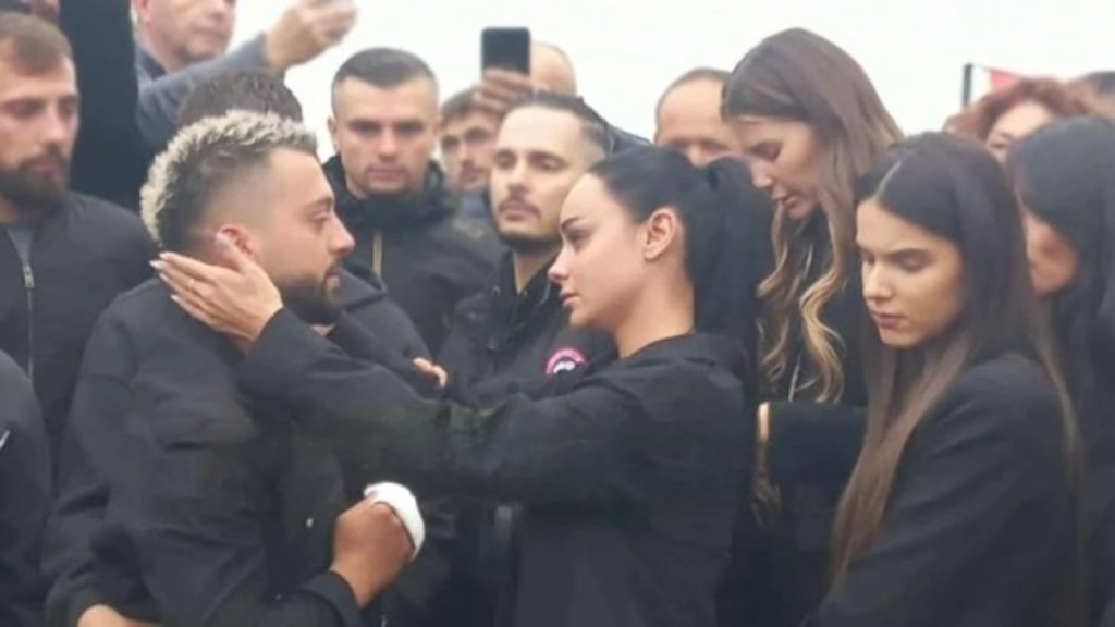 Pamje dri thëruese! Egli merr pjesë në v rrimin e vëllait të Gjestit, veprimi i banoreve qe i emocionoi te gjithe