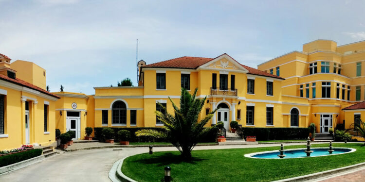 Ambasada Amerikane në Tiranë lëshon njoftim të rëndësishëm