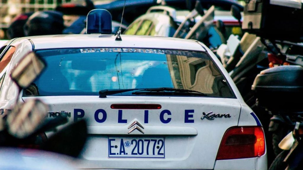 Sh*kuese në Greqi, vajza v*rros nënën në stallë, që të vazhdonte të merrte pensionin e saj