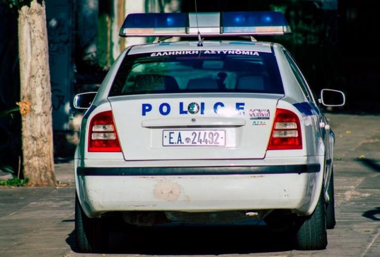 Ngjarje e fri kshme në Greqi, sdo ta besoni dot cfare gjen policia brenda shishes së qelqit!