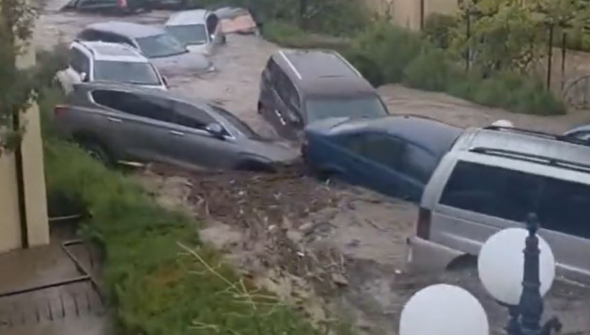 ‘Çmendet’ moti/ Uji merr para makinat e parkuara, 3 persona të vd ekur