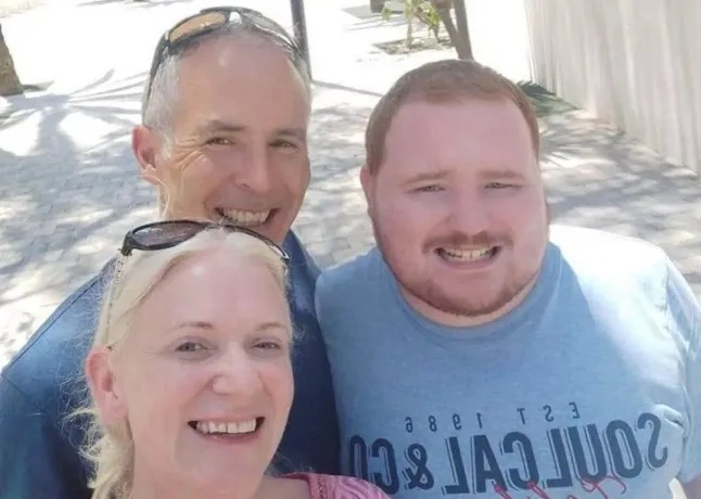 Familja me tre anëtarë gjendet e the rur në shtëpinë e tyre