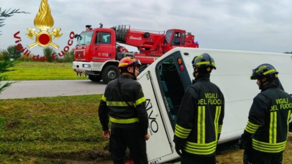 Aksident F*TAL! Autobusi me 50 studentë përplaset keq me makinën, të vd*kur e të pl*gosur