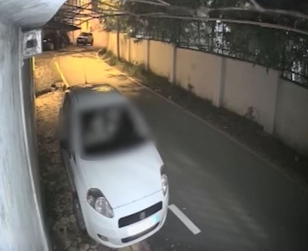 Familjarit në Tiranë i iken truri: Një çift parkon makinën para shtëpisë time dhe kryejnë marr*dhënie pa pikë turpi! (Video)