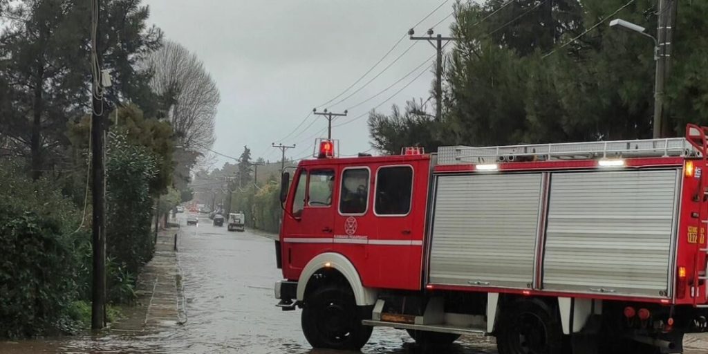 ‘Çmendet’ moti/ Stuhite e fuqishme godasin vendin me mijera shqiptarë, rrëzojnë pemë dhe