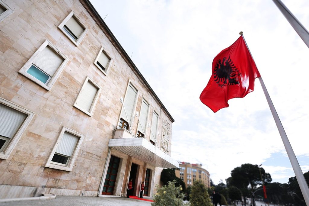 ”TËRMET” në qeveri, disa shkarkime te bujshme
