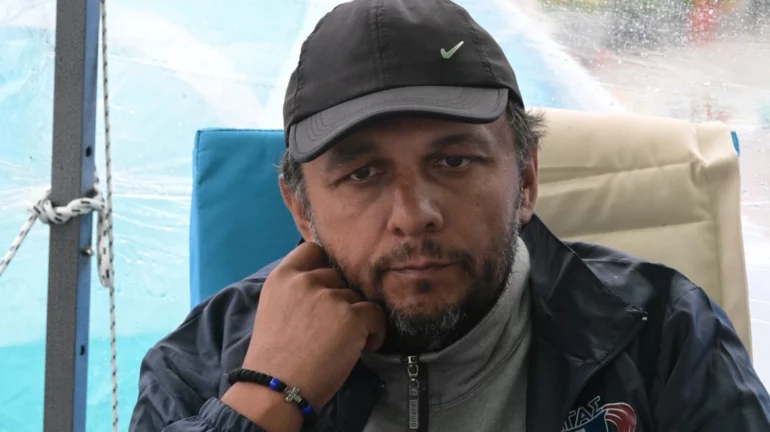 Hapni v rrin se seshte djali im! Prej 4 javesh ne greve urie, Shqiptari tr ndit Parlamentin grek, ngre ne kembe Greqinë