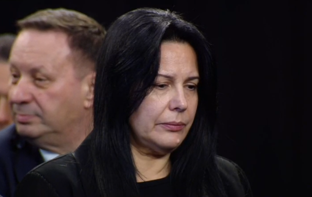 Prej vitesh larg vëmendjes së kamerave, habit veprimi i Xhoana Nano dhe ish-bashkëshortes Rexhina në ceremoninë e homazheve për ish-kryeministrin