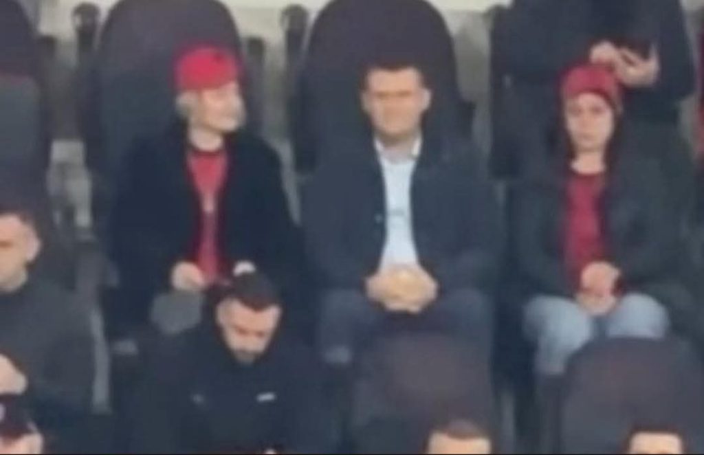 Altin Dumani befason tifozet! Bashke me gruan e tij bejne..(Fotot)