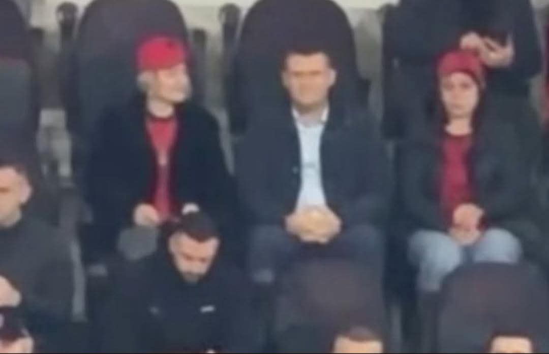 Altin Dumani befason tifozet! Bashke me gruan e tij bejne..(Fotot)