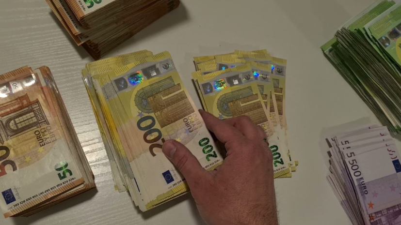 Pastrueses i kalojnë gabimisht rrogën prej 225 mijë euro, merr paratë dhe zhduket