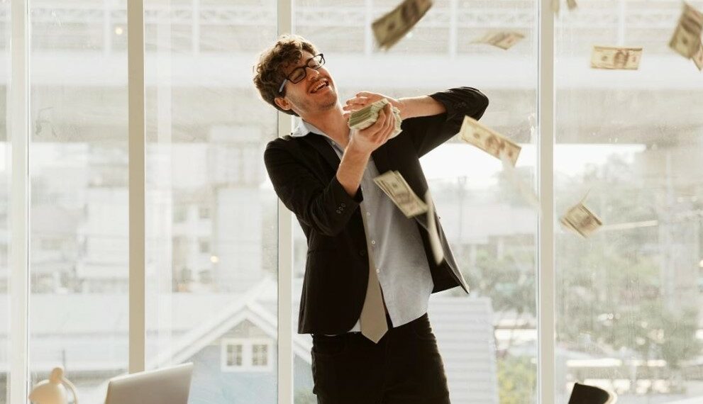 LAJMI I JETËS! Njihuni me 4 shenjat e horoskopit që mund të bëhen milionerë deri në vitin..