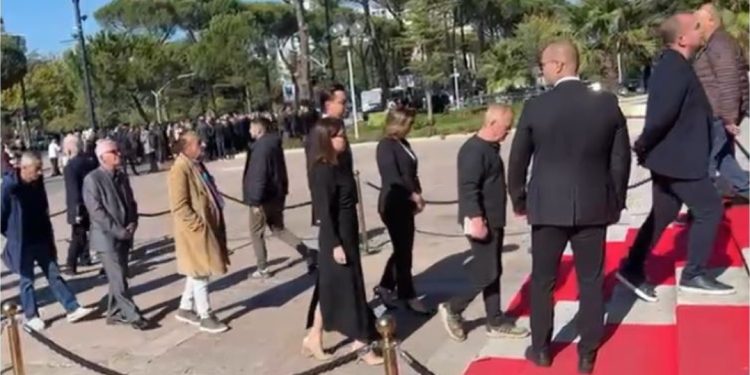 Kush është politikani i lartë SURPRIZË që merr pjesë në homazhet e Nanos, do cuditeni