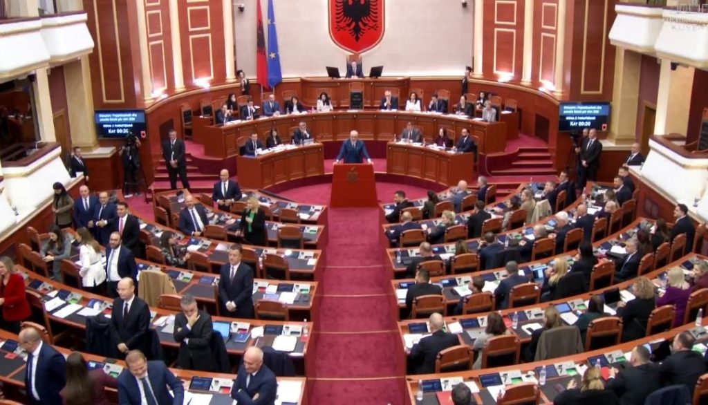 Protesta e pazakontë në Kuvend! Rama mban fjalën, deputetët e opozitës i kthejnë shpinën, KRYEMINISTRI I SHTANG ME REAGIMIN