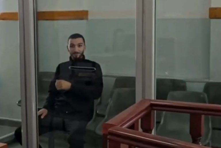 E goditi me dru në kokë dhe më pas me th*kë në zemër, 25-vjeçari që vr*u babain TR*NDIT gjykaten me veprimin