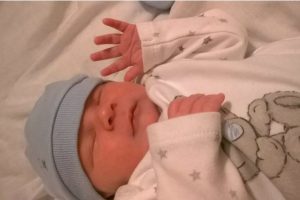Braktiset nga nëna menjëherë pas lindjes, testi i ADN-së zbulon diçka të M*HNITSHME yyty