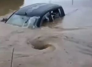 Pamje-Trgjike-ne-Greqi-stuhia-spirale-terheq-makinen-momenti-kur
